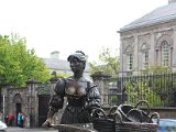 Molly Malone statue Dublin.JPG